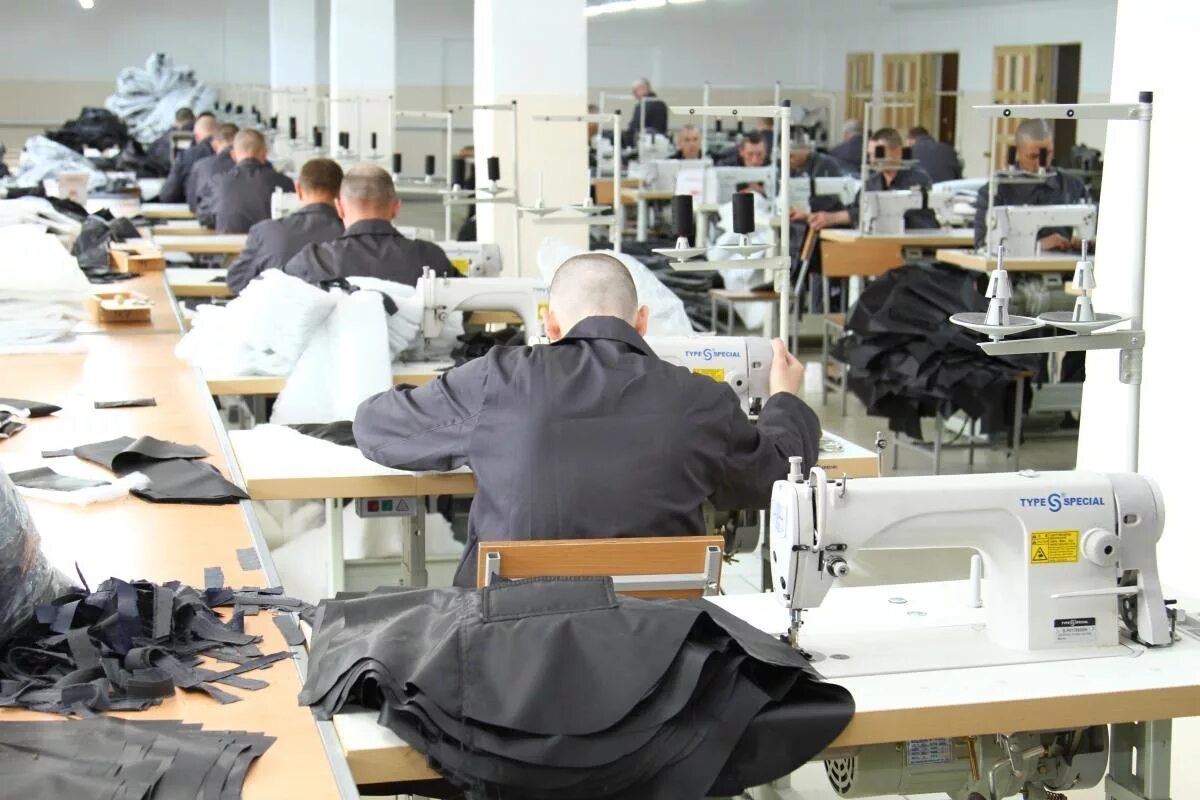 Осужденные сошьют спецодежду для омской скорой помощи по контракту на 7,7 млн рублей