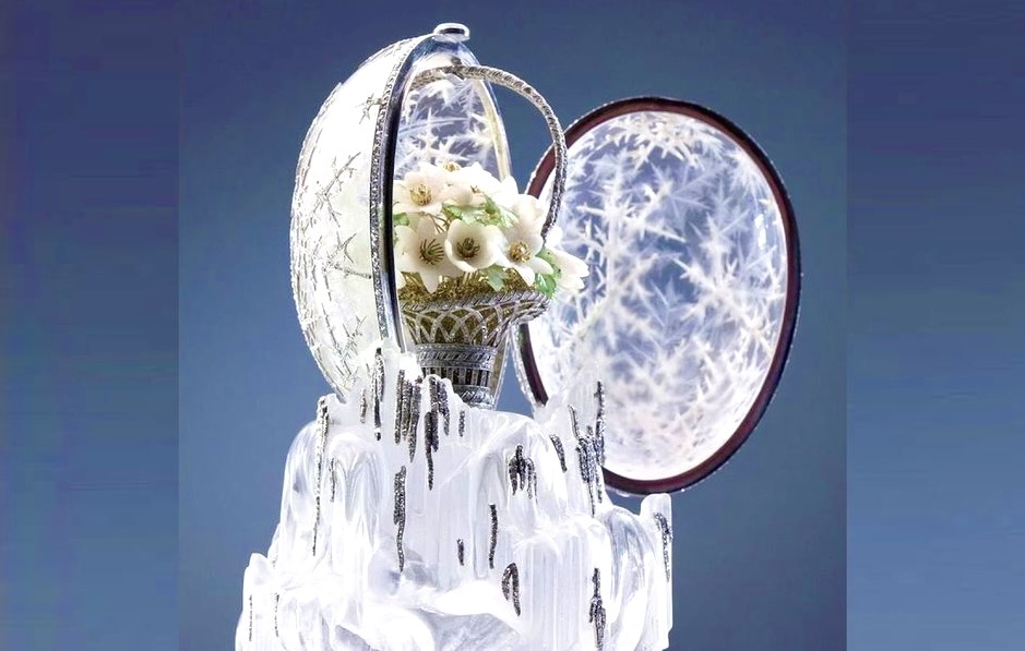 Изготовлено из горного хрусталя, с имитацией снежной изморози в виде 4,5 тысячи мелких огранённых бриллиантов и платины. Фото из открытых источников.