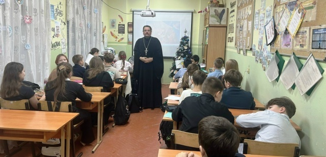 Тверские священники и монахини читают школьникам лекции о Рождестве