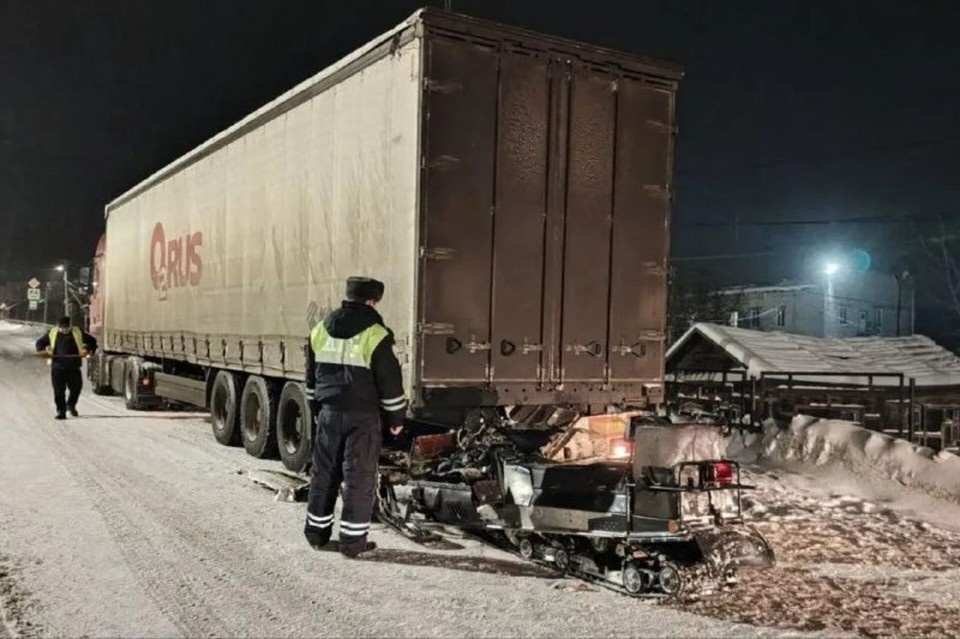    В Нижних Серьгах водитель снегохода влетел грузовик и погиб. Фото: Госавтоинспекция Свердловской области