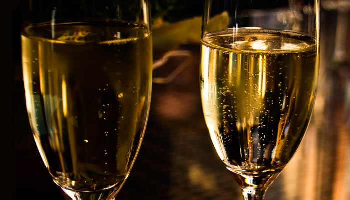 Ритуал загадывания желания с шампанским и пеплом известен многим. Но есть и другие способы. Фото: pxhere.com