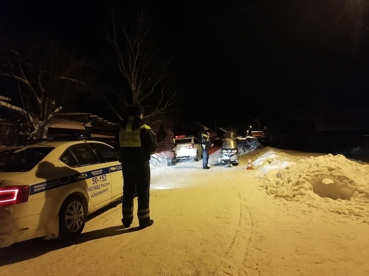     Женщина получила травму ноги при наезде снегохода. Фото: пресс-служба свердловского управления ГАИ.
