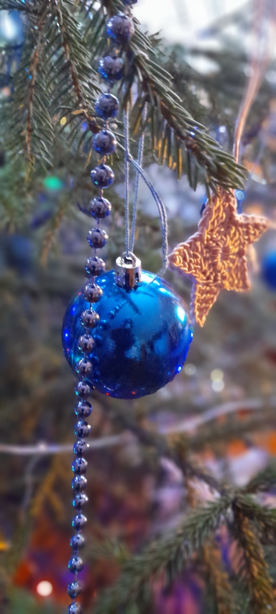 За ёлкой сами ездили! Живая, пахучая!!)  Вырубаем под линией электропередач, если что...