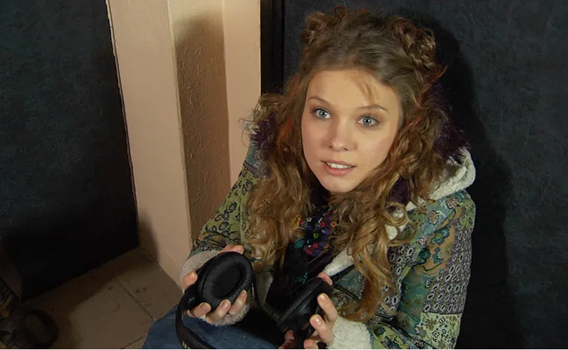 Даша (Полина Сыркина), кадр из сериала "Всё, что нам нужно" (2011) 