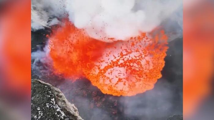 На острове Сицилия в Италии зафиксирована активность вулкана Этна. Обложка © Х / The Informant