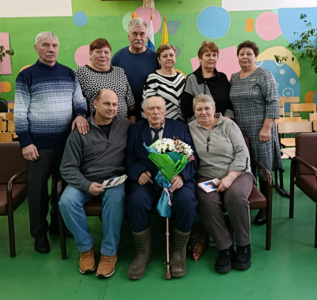 Ю.М. Иванов принимает поздравления. Фото: Людмила Клинова