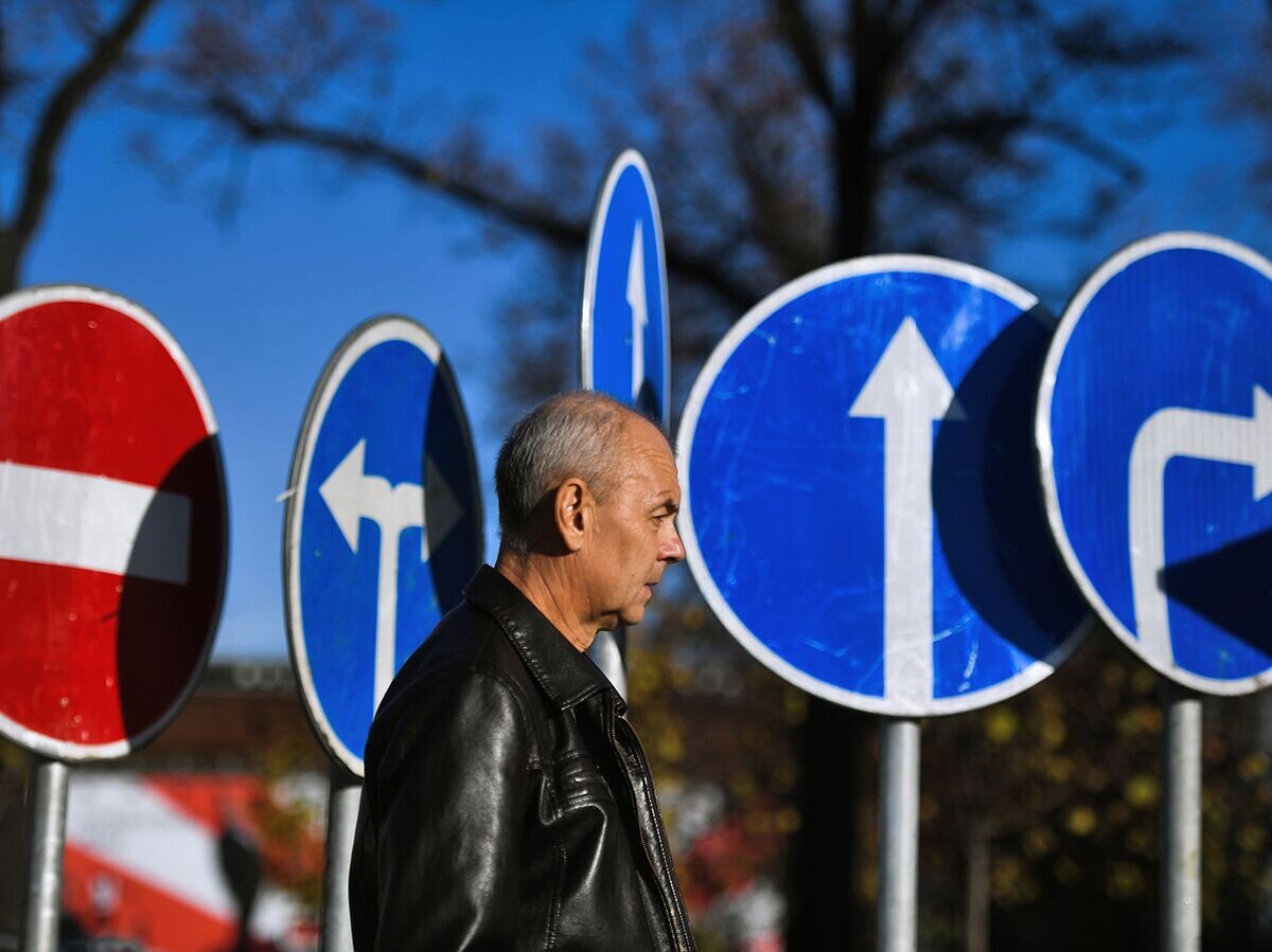    Дорожные знаки на одной из улиц | © РИА Новости / Владимир Астапкович