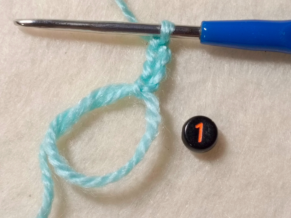 В петлю амигуруми вяжу 3 воздушные петли.