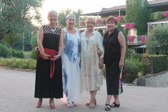 Слева направо: сестры Наталья Казыльская и Ирина Хант (их девичья фамилия — Онищенко), сестры Татьяна Камоза (жива) и Светлана Филанович — хозяйка дома
Источник: Татьяна Камоза / Ok.ru