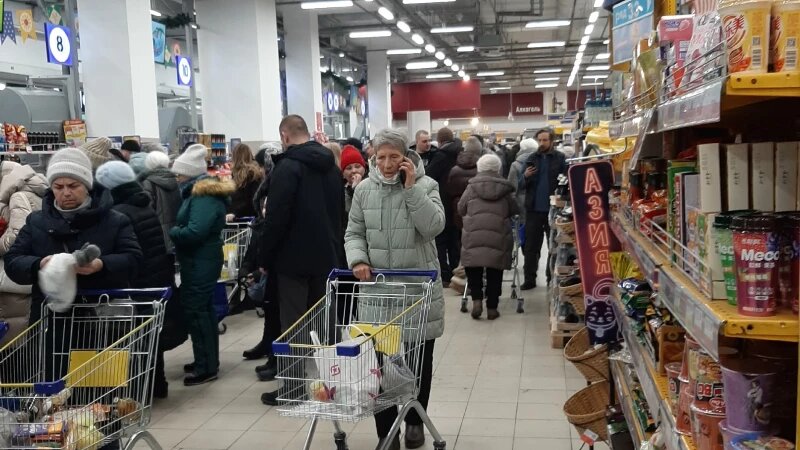     Наплыв покупателей в ТРЦ «Пионер» перед Новым годом. Лариса Васильева