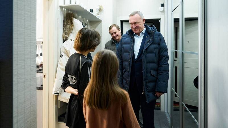    Две сестры из Сургута получили новогодние подарки от губернатора Югры