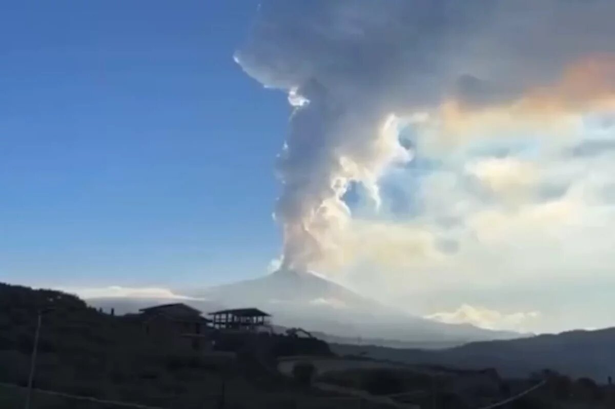    В Италии вулкан Этна выбросил лаву на высоту 400 метров