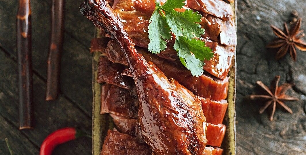 Утка по-пекински: золотистый символ Китая, покоривший Россию