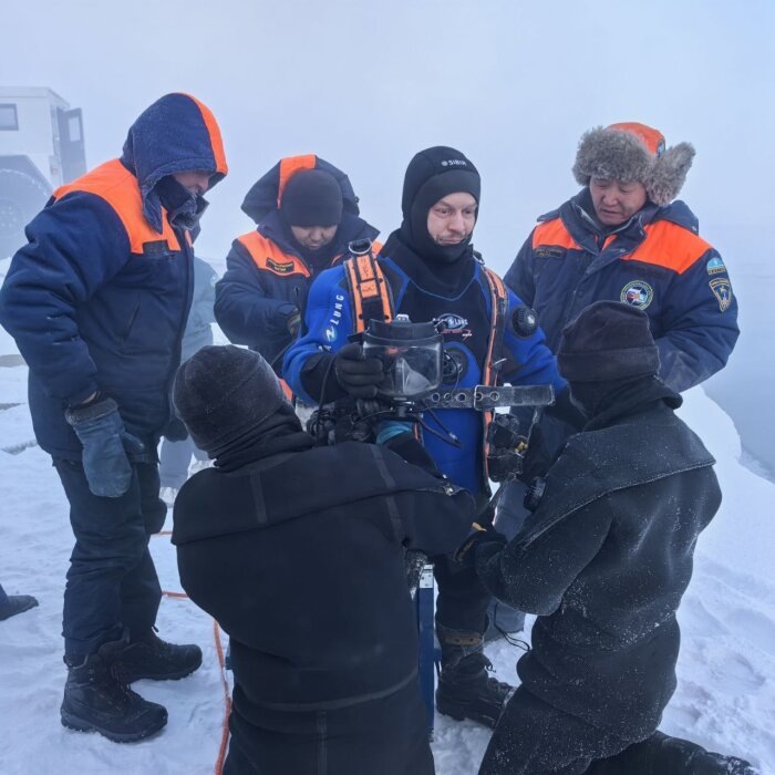                       Спасатели готовят к погружению водолаза / Фото: служба спасения Якутии
