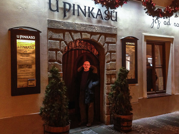 У входа в пивную.