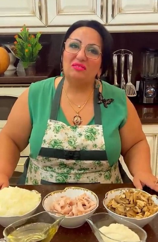 Аруся готовит салат шедевр