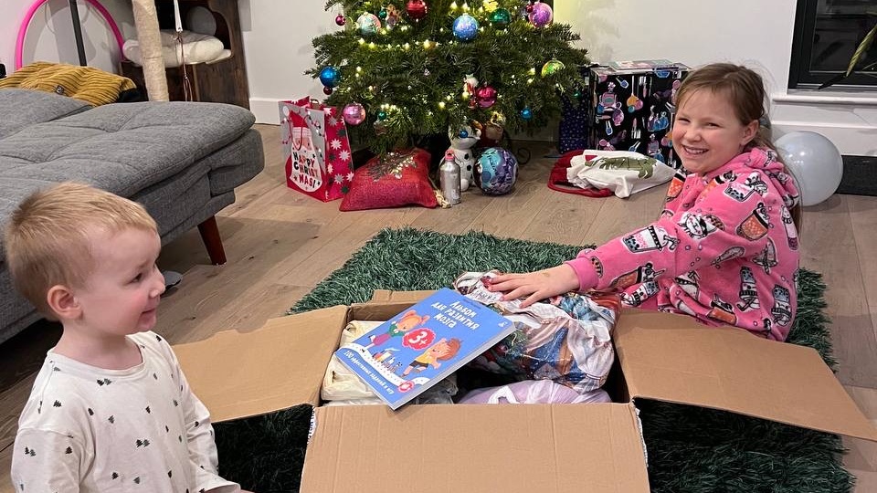 Обменялись с детьми посылками на Новый год. Что надо учесть, если посылка отправляется в Англию