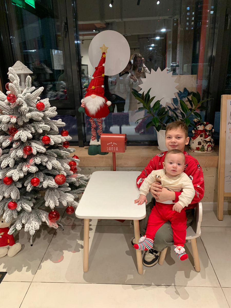 Это мои казанские внуки. В кафе почему-то ящик для писем Санте, не Деду Морозу.