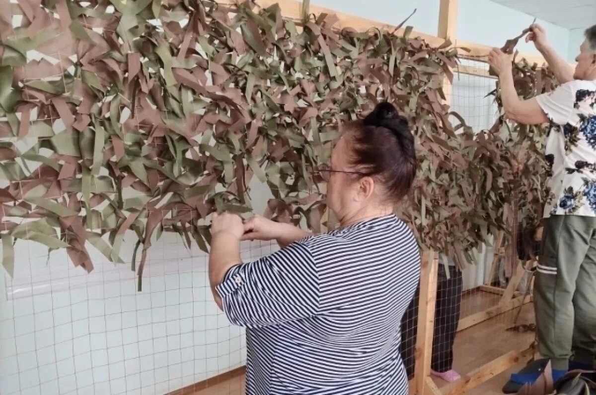    Волонтеры из Тюмени готовят к отправке большую партию маскировочных сетей