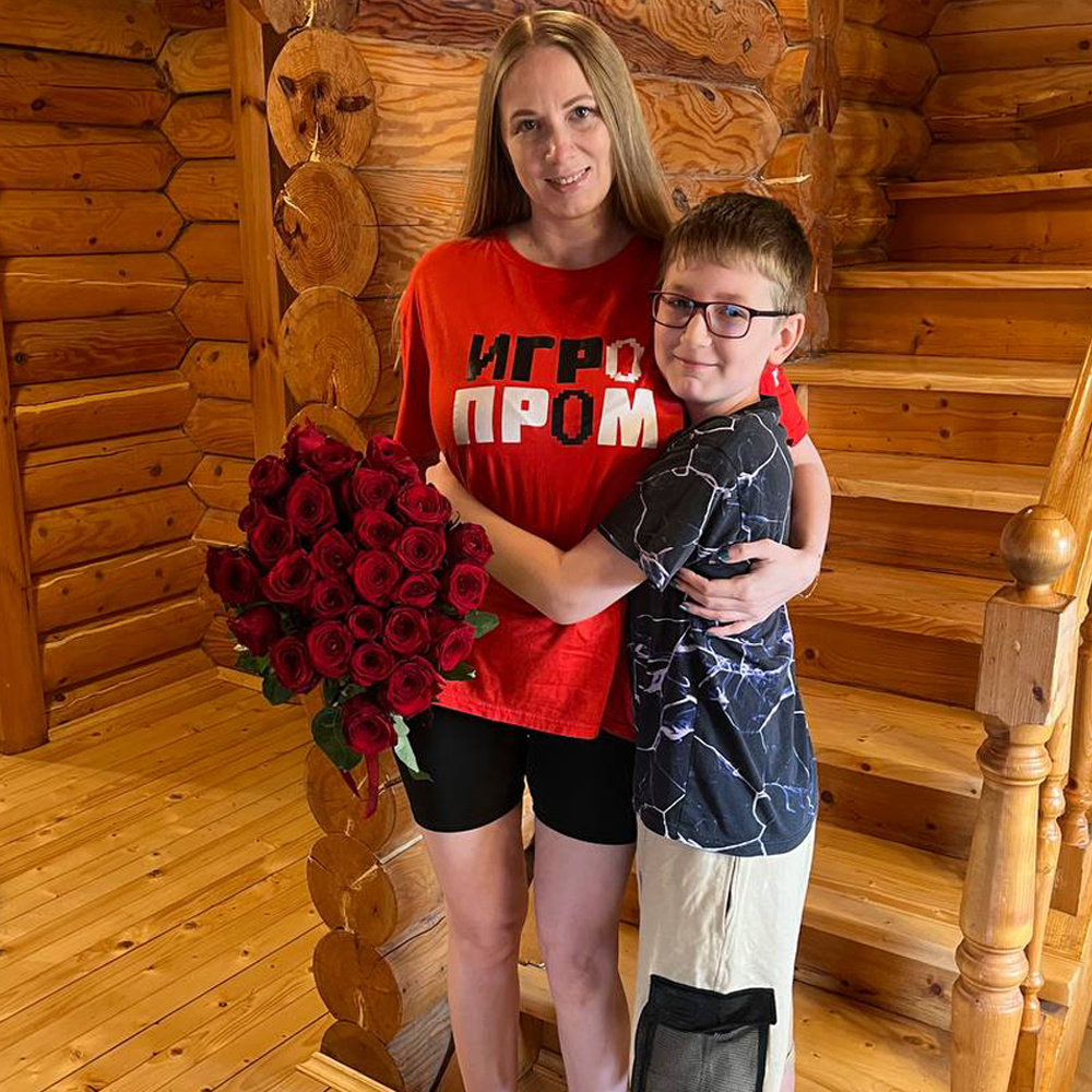 Наша первая живая встреча со всей командой в мае 2025: я здесь ненакрашенная, но счастливая