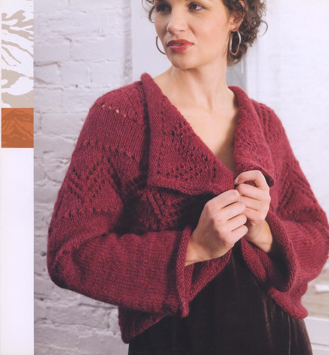 Укороченный жакет (болеро) с асимметричным, мягко драпирующимся передом — выглядит элегантно и женственно.