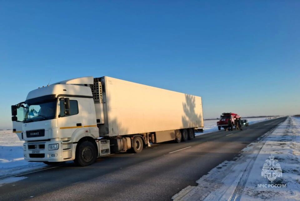    Сломавшаяся фура. Источник: max.ru/mchs_altkray