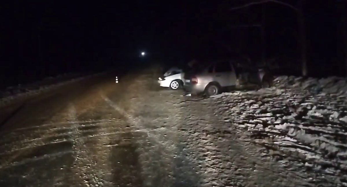    18-летний водитель автомобиля ВАЗ при выполнении обгона выехал на встречную полосу, где врезался в автомобиль Lada Kalina