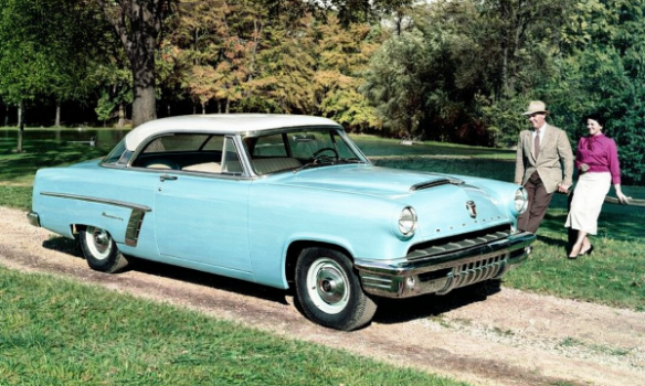 В 1952 году компания Mercury, обновив шасси и полностью изменив дизайн экстерьера, стремилась предложить американцам среднего класса автомобиль средней ценовой категории.