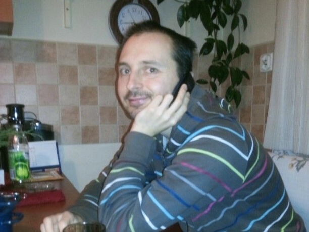 Случайная фраза за ужином выдала 47-летнего сожителя, который месяцами следил за каждым моим словом в собственной квартире