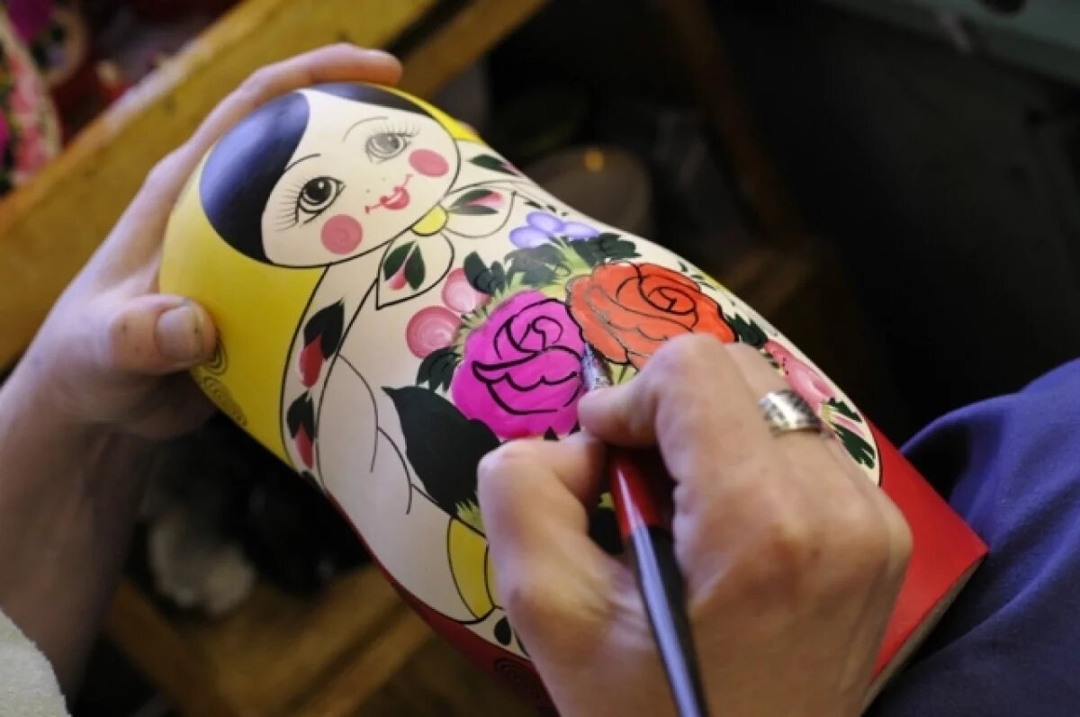    Новосибирская художница «одела» матрёшек в хохлому и гжель