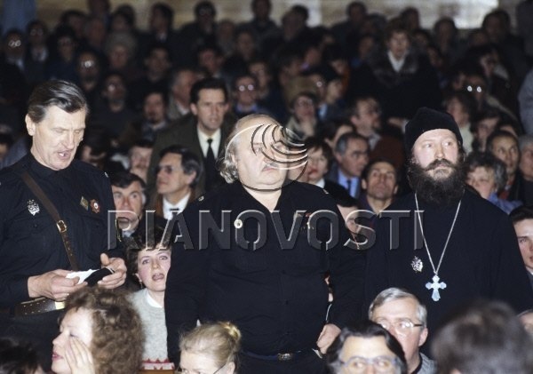  НА ЭТОМ ФОТО ПОЮ ГОЛОВУ ЗАГОРОДИЛА НАДПИСЬ Я ПОДНИМАЮСЬ ЗА ВАСИЛЬЕВЫМ ,ЭТО БЫЛА МОЯ ИДЕЯ НА КОНГРЕСЕ РУСКИХ ГРАЖДАНКИЙ И ПАТРИОТИЧЕКИХ СИЛ В ЗНАК ПРОТЕСТА ЗЮГАНОВУ ЧТО НЕ ДАВАЛ СЛОВА МОНАРХИТАМ ВЫДТИ НА СЦЕНУ ЗАЛА КИНОТЕТРА РОССИЯ В 1992Г (АЛЕКСЕЙ ГРИГОРЬЕВИЧЬ  про кторого я писл выше стоит с лева а с права стоит настоель храм св николая на боровицком холме кремоля (отец виктор)(в его храме хасиды в 1993г хотелеи сделать кабере с голымми баббами на помосте ресторана прямо в храме у кремля  КАЗАКИ ИОТБИЛИ ХРАМ У ЖЫДОВ ХАСИДОВ Я ЛИЧНО РАЗБИРАЛ КАМНИ ПОМОСТА ДЛЯ КАНКАНА ГОЛУХ БАБВ ХРАМЕ СВ НИКОЛАЯ ,НА БОРОВИЦКОМ ХОЛМЕ В 1993Г