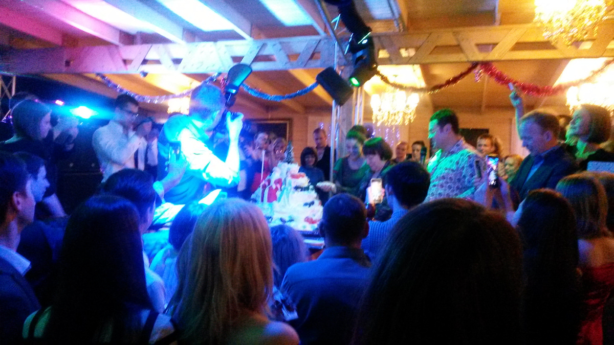 Один из новогодних корпоративов. Веселье в разгаре.(фото моё)
