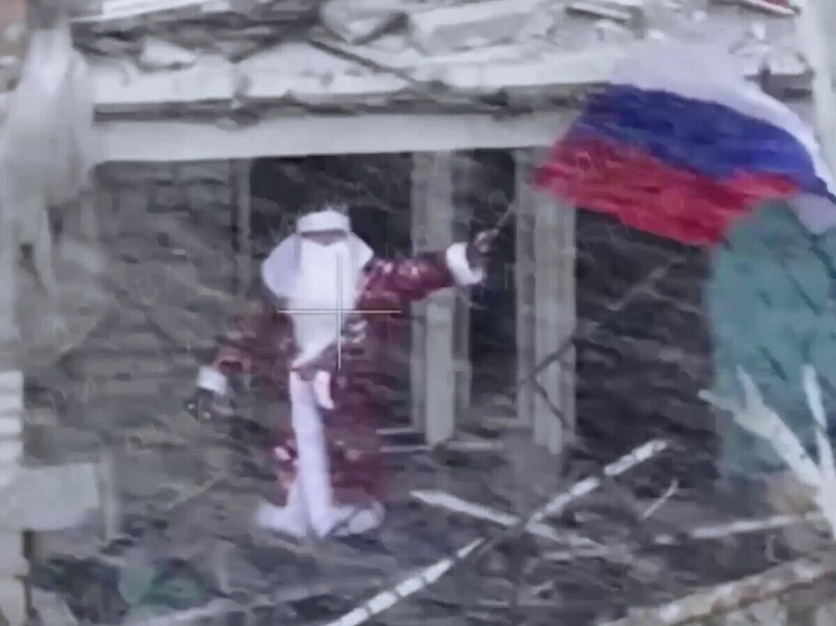    Военнослужащий 5-й отдельной гвардейской мотострелковой бригады имени А.В. Захарченко 51-й гвардейской общевойсковой армии группировки войск "Центр" ВС РФ на одной из улиц в освобожденном Димитрове | © РИА Новости / Министерство обороны РФ