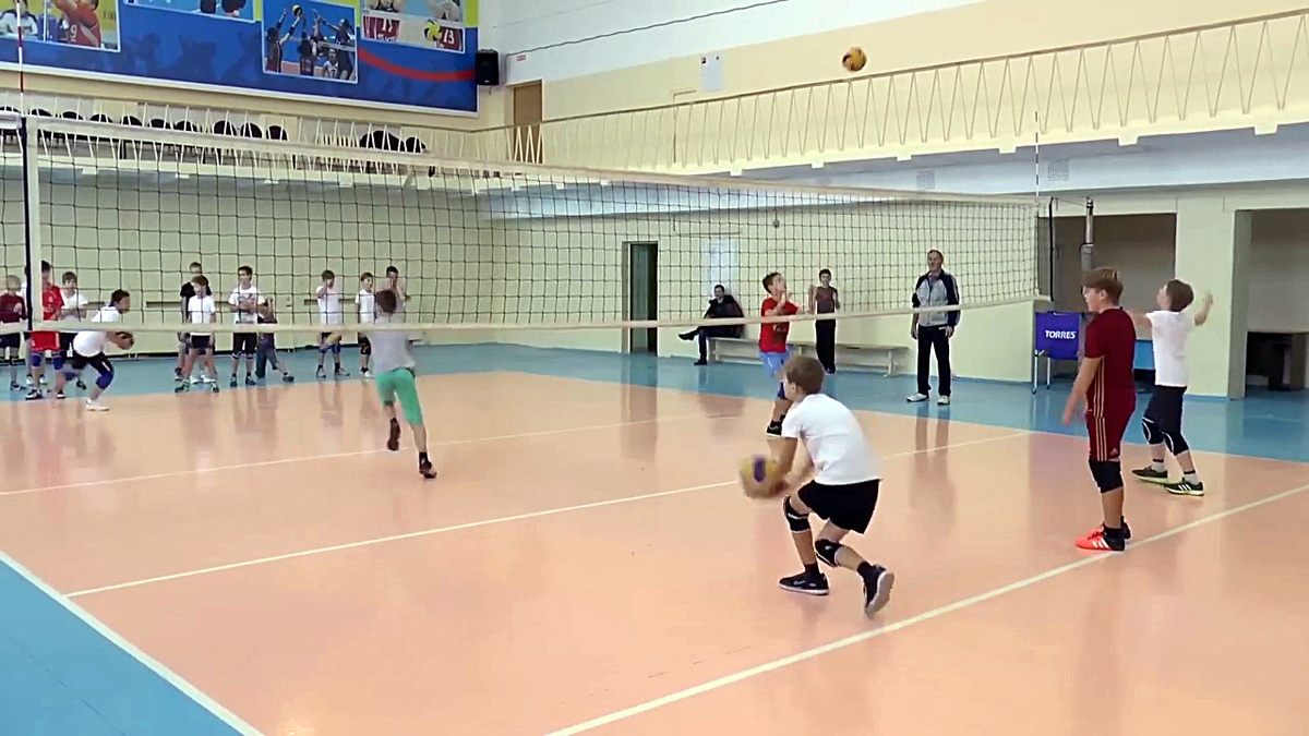 Видео. Обучение волейболу детей. Полная версия. Тренировка по волейболу в Спортивной школе №3 города Иваново. Тренер Беляев Юрий Георгиевич.