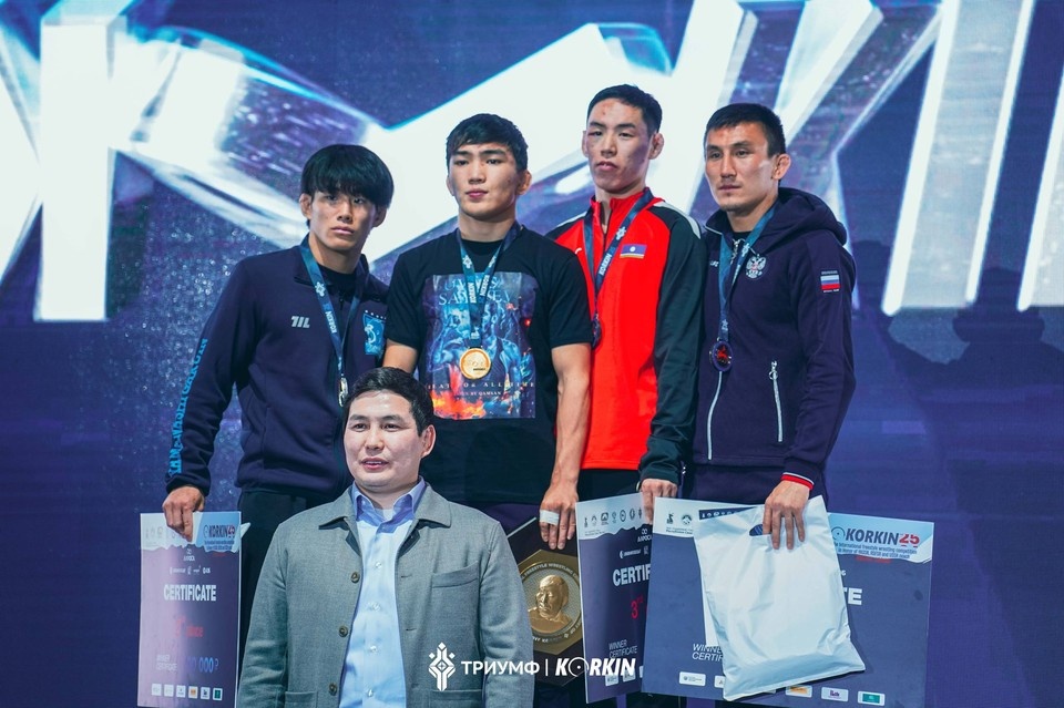    Егор (в красном) бежал по морозу в мокрой одежде, чтобы вызвать спасателей. Фото: ЦСП Триумф