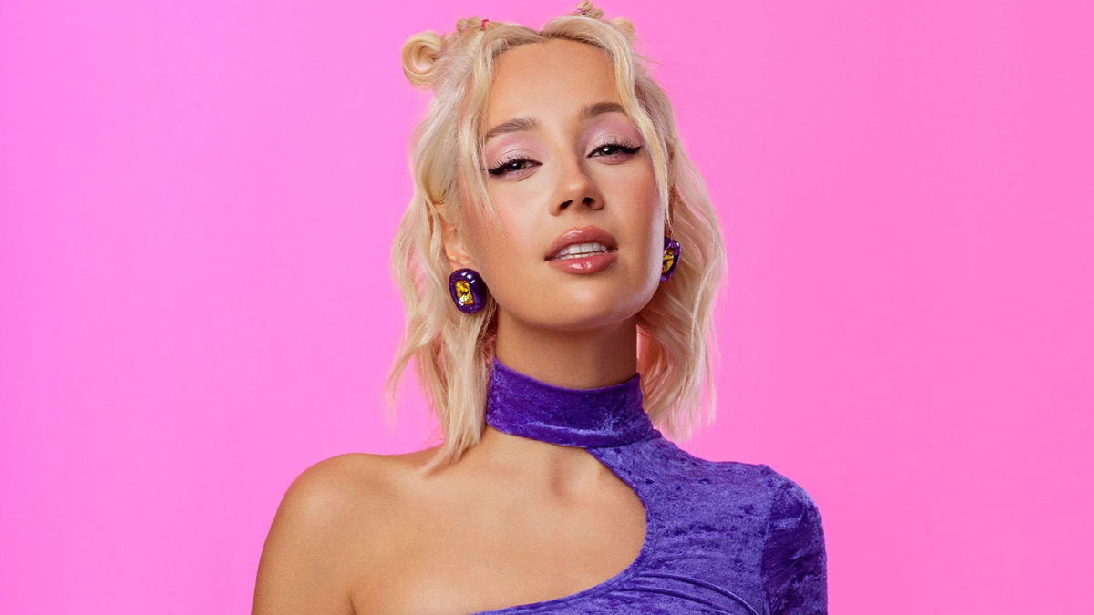 Позавчера на вечернем шоу «Голос» в кресло наставника села 28-летняя девушка в кислотно-розовом парике. Она не выпустила ни одного альбома в традиционном понимании, и её главный хит на радио — кавер на песню 30-летней давности. Но когда она повернулась к 16-летней участнице, та расплакалась от счастья. Клава Кока. Для родителей — загадочный интернет-персонаж, для подростков — икона стиля и «старшая сестра», для маркетологов — самый дорогой инфлюенс Рунета, для критиков — феномен, ломающий все представления о музыке. Как бывшая студентка журфака из Краснодара, снимавшая смешные видео в своей комнате, стала культурным стратегом для Z-поколения и построила медиа-империю, где главный продукт — не контент, а доверие? Это история о том, как перестать стараться быть знаменитостью и просто начать быть собой — громко, ярко и на весь интернет.