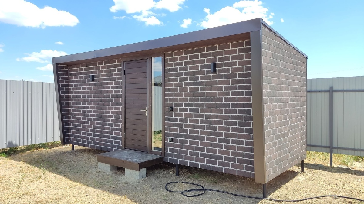 Хозблок 2,5х6,0 м с обшивкой из гибкой черепицы 
