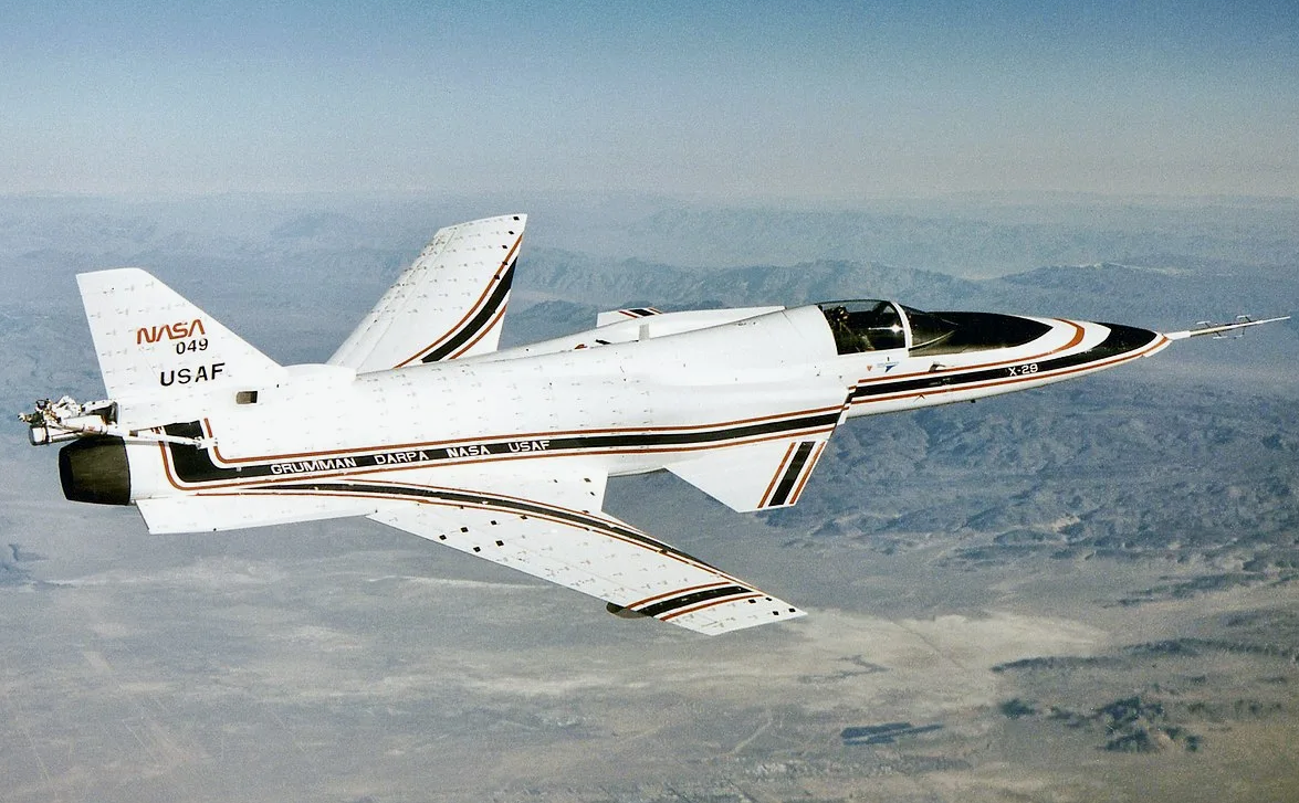 Американская версия Grumman X-29. Американцы проводили с ним опыты около 8 лет, начиная с 1984 года. Но тоже оотказались от такой компоновки из-за "технологического тупика". Фото Grumman