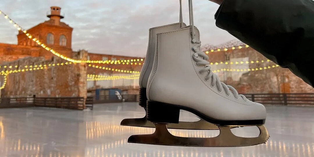 Где покататься на коньках: гид по самым атмосферным площадкам Москвы и Санкт-Петербурга