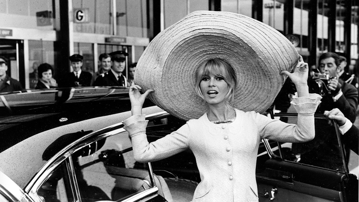   AP- Актриса Брижит Бардо позирует в огромном сомбреро по прибытии в парижский аэропорт Орли, 27 мая 1965 года