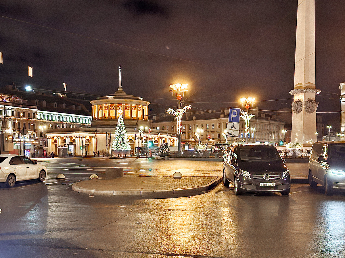 Вот только на Площади Восстания елочку и посмотрела