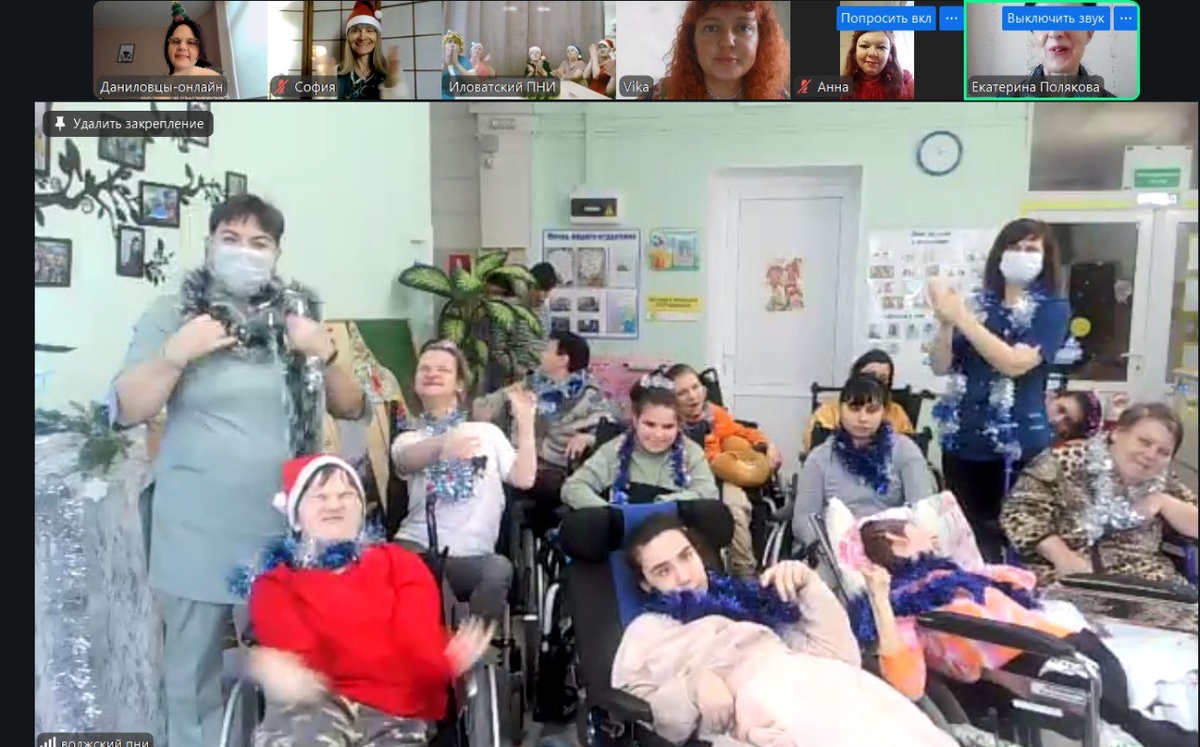 Девчонки из отделения милосердия во всей красе!