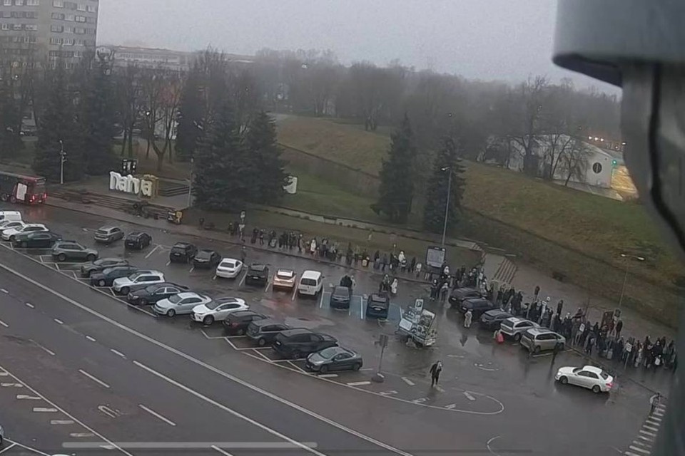    Люди проводят на границе по 10 часов. Фото: соцсети.