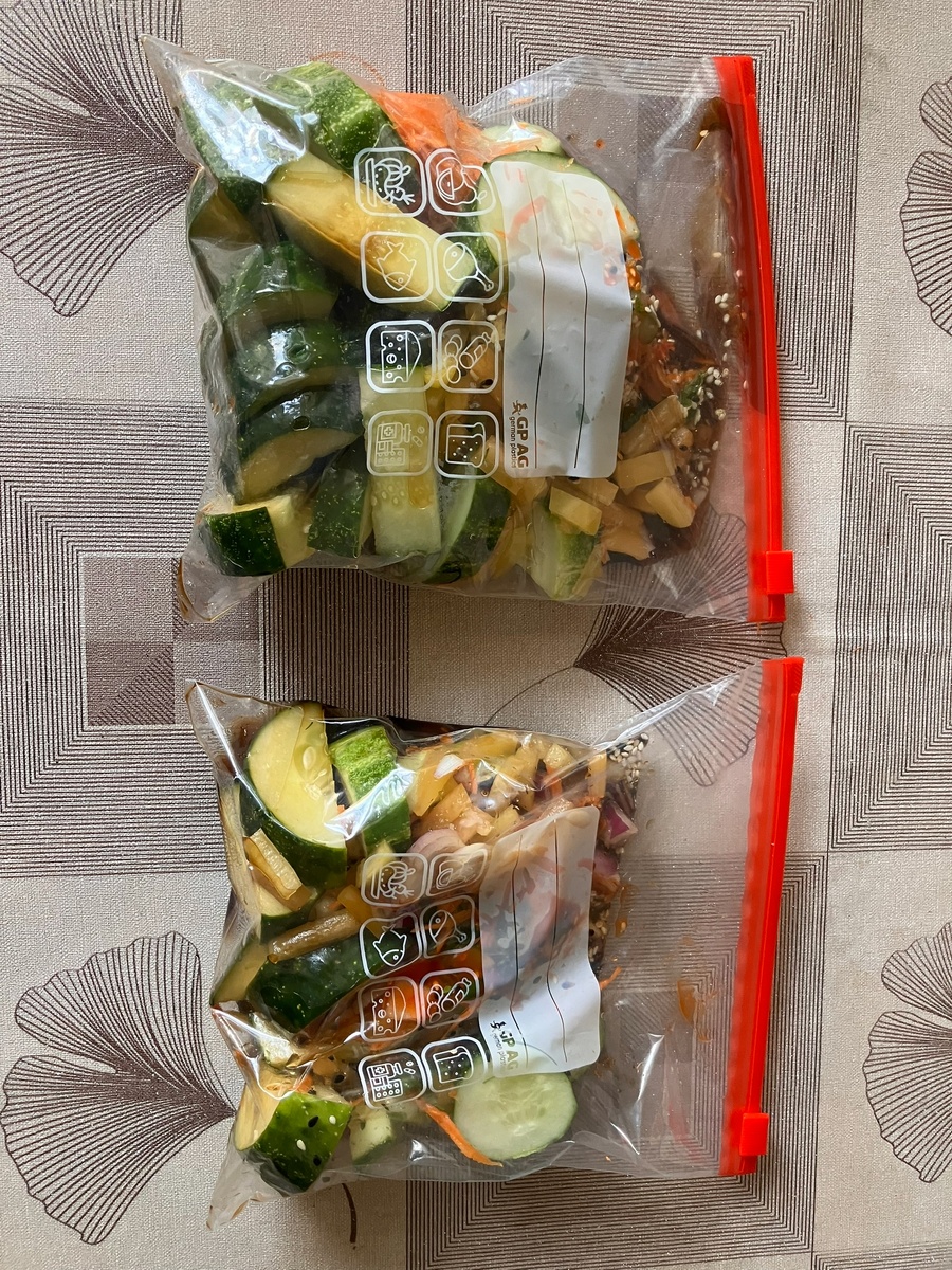 Битые огурцы в пакете зип-лок