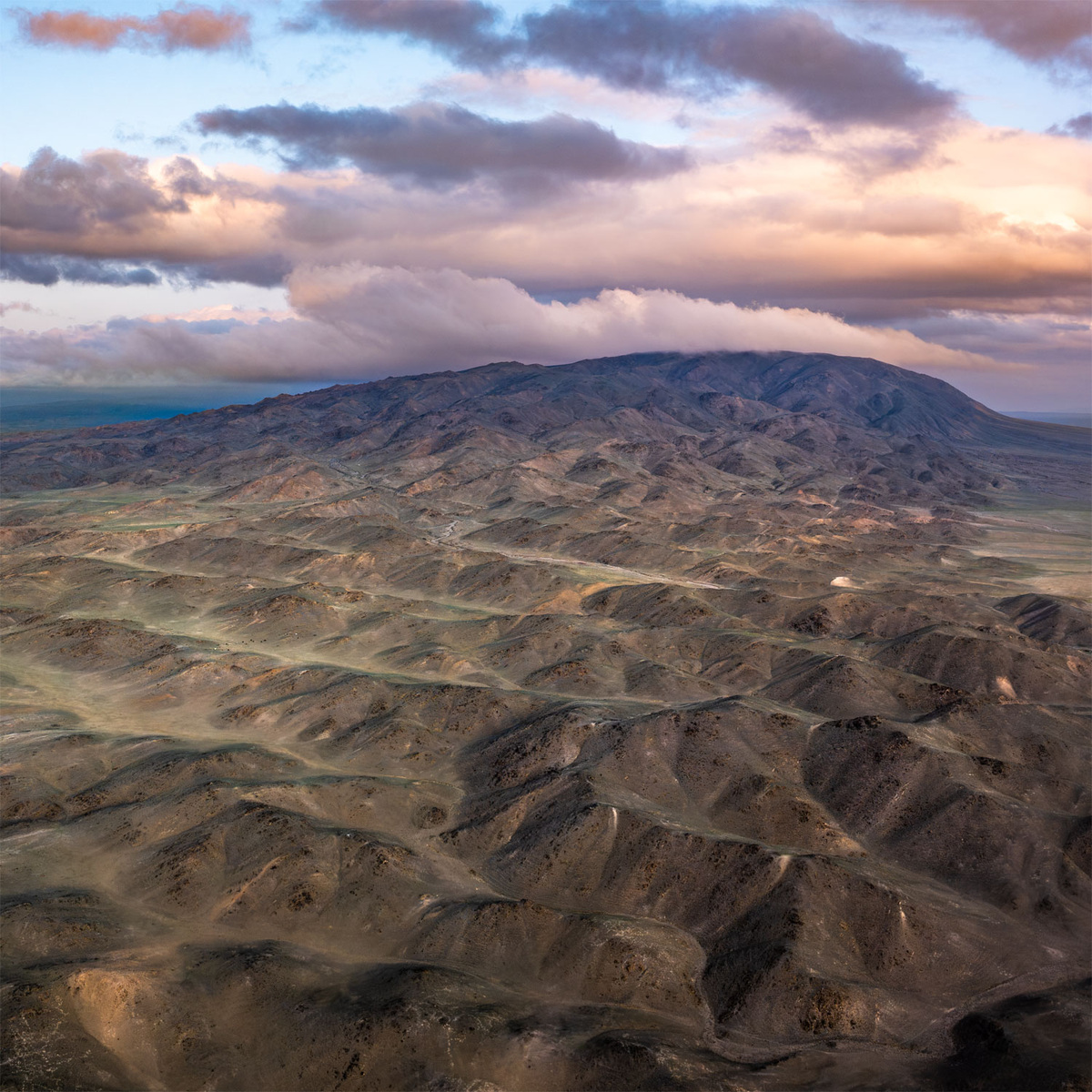 Рассвет над горой из кубиков LEGO.