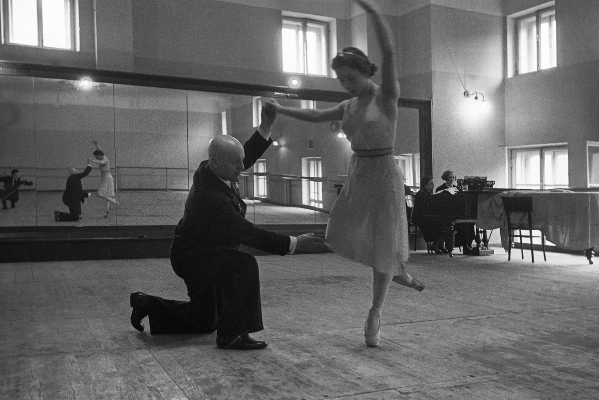    1938 год. Советский балетмейстер, танцовщик и педагог Асаф Мессерер на репетиции с артисткой балета Ольгой Лепешинской./Анатолий Гаранин / РИА Новости