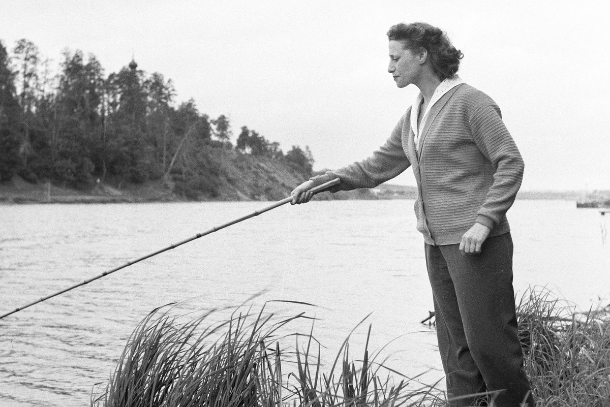    1956 год. Балерина Майя Плисецкая ловит рыбу на берегу Москвы-реки./Евгений Умнов / РИА Новости
