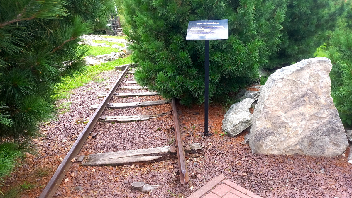 Мемориал начинается с узкоколейки, как символа неоправданно тяжелого труда. 
