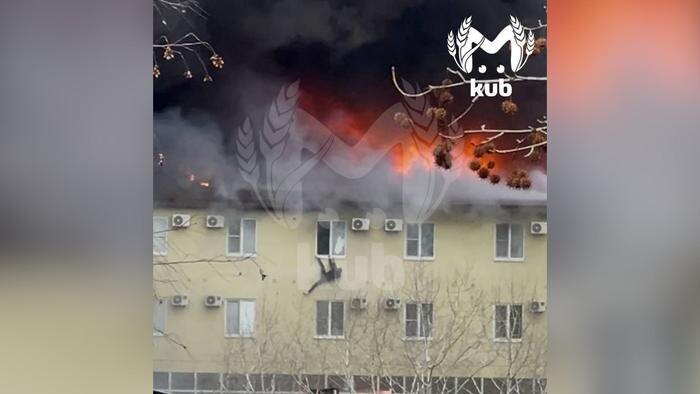 Люди спасаются из окон при пожаре в Сочи. Фото © Telegram / Kub Mash