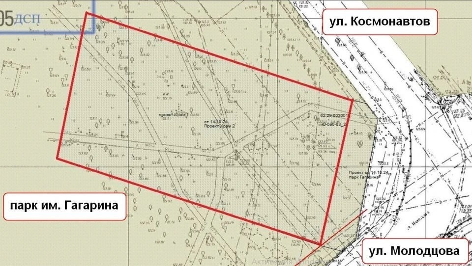    Участок площадью 4673 кв.м расположен на углу улиц Молодцова и Космонавтов в Приокском.